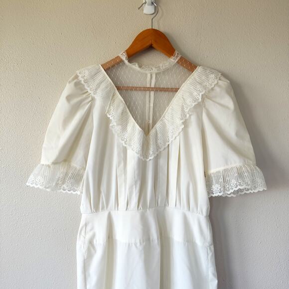 Vintage 80s White Lace Dress with Pearl Buttons – Size 4/6 - Picture 4 of 8